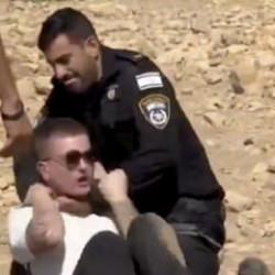 İsrail polisi, Filistin'de toprak gasbına karşı çıkan İsrailli aktivisti dövdü