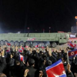 Kuzey Kore, kıtalararası balistik f&uuml;zesini ilk kez d&uuml;nyaya tanıttı