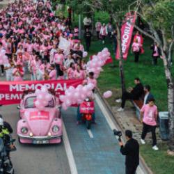 Meme kanseri farkındalığı için binlerce adım