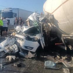 Mersin’de feci kaza: Tır, otomobili ezdi, sürücü saniyeler içinde kurtuldu