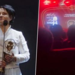 Sahnede Tamer Karadağlı'ya teşekk&uuml;r etti diye dakikalarca yuhaladılar