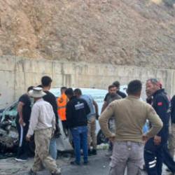 Şırnak&rsquo;ta yolcu minib&uuml;s&uuml; ile hafif ticari ara&ccedil; &ccedil;arpıştı! 2'si ağır &ccedil;ok sayıda yaralı var