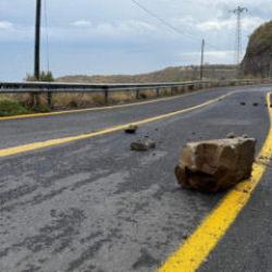Tekirdağ'da yola kaya par&ccedil;aları d&uuml;şt&uuml;