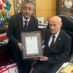 Teşkilat binasının tapusunu Genel Başkan Devlet Bahçeli’ye takdim ettiler