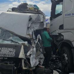 TIR ile minibüs çarpıştı: 9 yaralı
