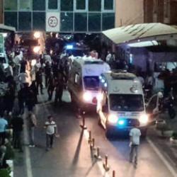 Trafik kazası sonrası bı&ccedil;aklı kavga: Biri ağır, 2 yaralı