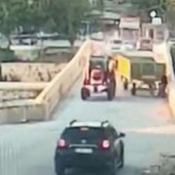 Traktörden ayrılan römorkun çarptığı kişi öldü