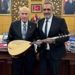 Yavuz Bingöl'den Bahçeli'nin makamında mini konser: Teşekkür edip, bağlamayı hediye etti