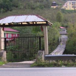 Yoldan geçenler dönüp bir daha bakıyor! Köprüye demir kapı taktırdı