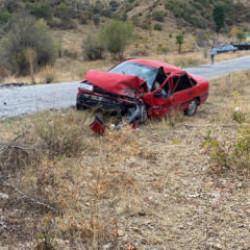 İki ara&ccedil; kafa kafaya &ccedil;arpıştı: 1 &ouml;l&uuml;, 2 yaralı