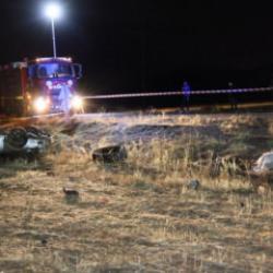 0tomobil tarlaya uçtu: 2 ölü, 1 yaralı