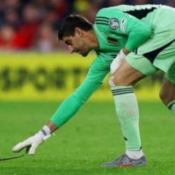 6 gollü karşılaşmaya damga vuran an! Yıldız kaleci maçı bıraktı farenin peşine düştü