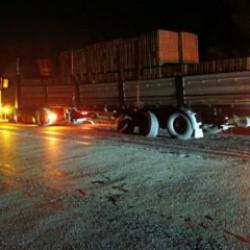 Burdur'da otomobil ile tır çarpıştı: 1 ölü, 2 yaralı