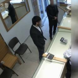 Altın bozdurma bahanesiyle girdiler, 1 kilo altın ve 300 bin lira çaldılar