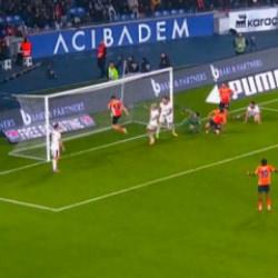 Başakşehir - Galatasaray maçında tartışmalı pozisyon! Gol 4 dakika incelenip iptal edildi