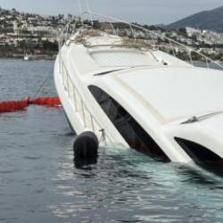 Bodrum&rsquo;da iskeleye demirli l&uuml;ks yat su alıp battı