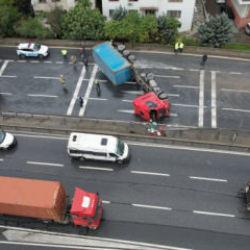 B&uuml;y&uuml;k&ccedil;ekmece E-5&rsquo;te devrilen tır sebebiyle yol kapandı