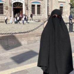 Çarşaf giyen erkek, sokaklarda dolaşmıştı: Gözaltına alındı!