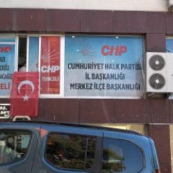 CHP'li İl Başkanı kendini binaya kilitleyip eylem yaptı: 'Çözüm bulunmazsa çıkmayacağız'
