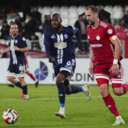 Derbide 1 kırmızı kart 4 gol! Servet Çetin ilk maçını kazandı