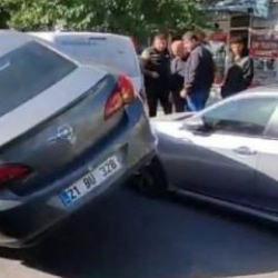 Diyarbakır'da ilginç kaza: Park halindeki 2 arabaya çarpıp asılı kaldı