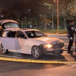 'Dur' ihtarına uymadı, 5 polis aracına çarptı! Vurularak yakalandı