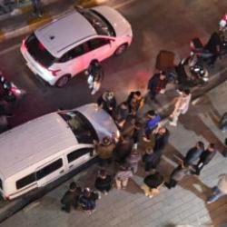 Esenyurt'ta kadın motorcuyu kaputunda s&uuml;r&uuml;kledi