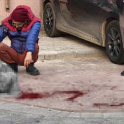 Evden &ccedil;ıkan ağabeyini sokak ortasında bı&ccedil;akladı