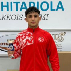 Güreşte çifte madalya sevinci