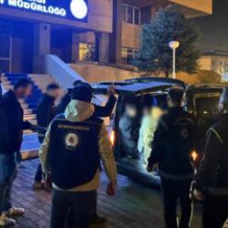 Hafif ticari aracın bagajından 10 kaçak göçmen çıktı