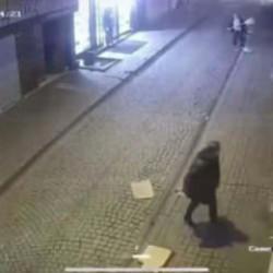 Hız yapan motosikletliyi durdurmaya çalışan yaşlı adama vurdu