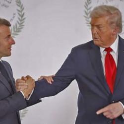 İki lider birbirini tehdit etti iddası! Trump-Macron tokalaşması d&uuml;nya basınında