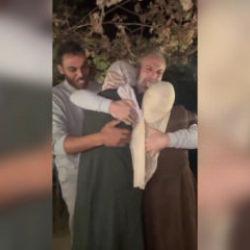 İsrail öldürdü sanılıyordu! Filistinli esir evine döndü, ailesi gözyaşlarına boğuldu
