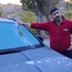 Kars&rsquo;ta termometreler eksi 7'yi g&ouml;r&uuml;nce ara&ccedil; camları buz tuttu