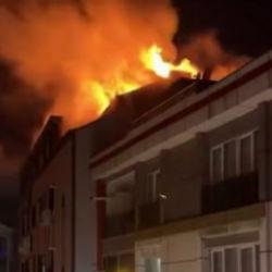 Küçükçekmece’de korkutan yangın: Alevler yan binalara sıçradı