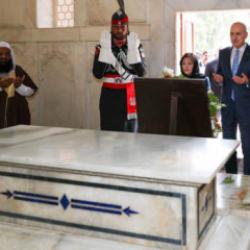 Kurtulmuş,  Muhammed İkbal&rsquo;in kabrini ziyaret etti