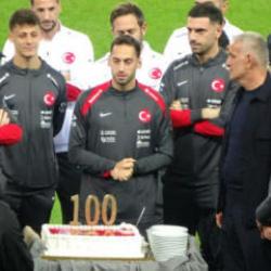 Milli yıldıza Gürcistan maçı öncesi 100. maç sürprizi