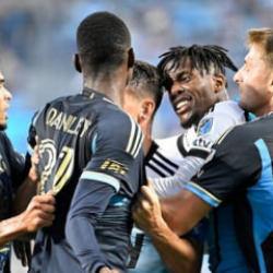 Olay adam Zaha yine yaptı yapacağını! Önce gol attı sonra kırmızı kart gördü