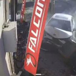 Osmaniye'de kontrolden çıkan otomobiller park halindeki motorlara çarptı