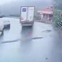 Sarıyer'de TIR devrildi: &Ccedil;ocuk parkında faciadan d&ouml;n&uuml;ld&uuml;!