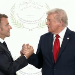Trump ve Macron adeta bilek g&uuml;reşi yaptılar! Gazze Zirvesi'nde ilgin&ccedil; anlar...
