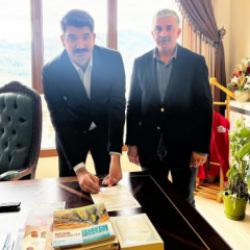 Türkiye'de bir ilk! İlçe kaymakamı futbolcu oldu: Amatör Lig ekibine imza attı