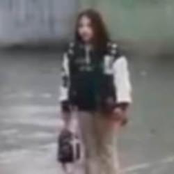 Validen İstiklal Marşı okunurken yağmur altında saygı duruşuna ge&ccedil;en &ouml;ğrenciye &ouml;d&uuml;l