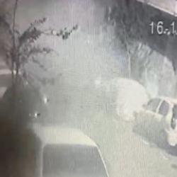 Yer: İstanbul! Gece saatlerinde sokağa el yapımı patlayıcı attılar