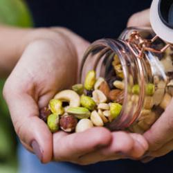 Yiyin, yedirin! Kolon kanserinden ölüm riskini %57 düşüren besin...