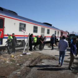 Yolcu treni öğrenci servisine çarptı: Çok sayıda yaralı var!