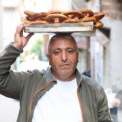 Diyarbakır'da 20 yıldır simit satan adam 49 yaşında atandı