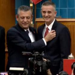 Akşener'in İYİ Parti'den attığı Dikbayır CHP'ye koştu! Rozeti taktı