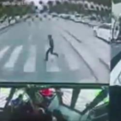 Batman&rsquo;da yola fırlayan &ccedil;ocuk, şof&ouml;r&uuml;n dikkati sayesinde son anda kurtuldu