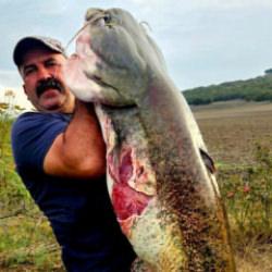 Boyundan büyük balık yakaladı, kilosunu öğrenince sevinçten havalara uçtu